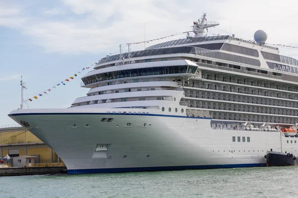 Boeg van het cruiseschip in de haven van Venetië — Stockfoto