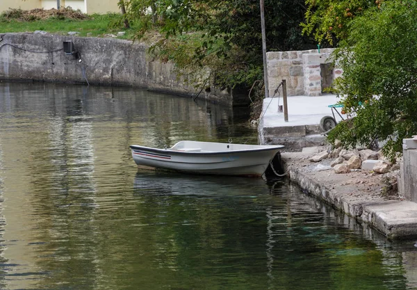Βάρκα με κουπιά σε Kotor λιμνοθάλασσα — Φωτογραφία Αρχείου