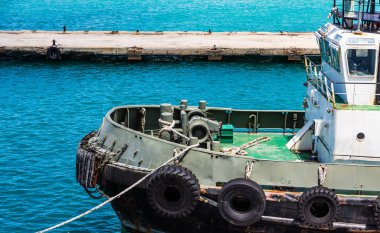 Dock cihazına bağlı ağır römorkör