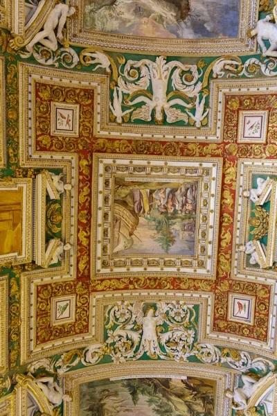 Gemalte Szenen an der Decke des vatikanischen Museums — Stockfoto