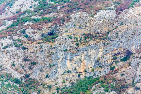 Höhle in steiler Felswand in Montenegro — Stockfoto