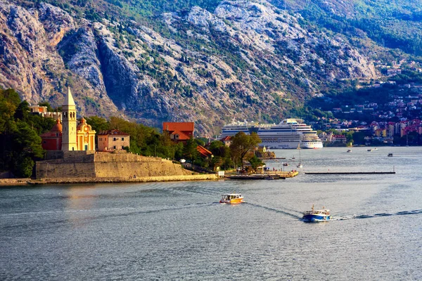 Fähre mit Kirche und Kreuzfahrtschiff im Hintergrund — Stockfoto