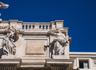 Trevi Çeşmesi üstündeki eski heykeller