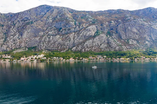 Águas calmas em Montenegro — Fotografia de Stock