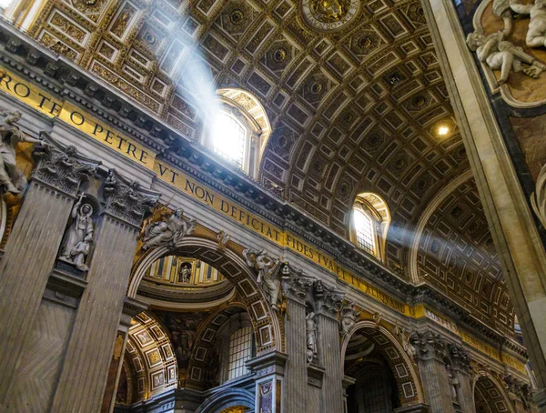 Travi di luce all'interno di San Pietro — Foto Stock