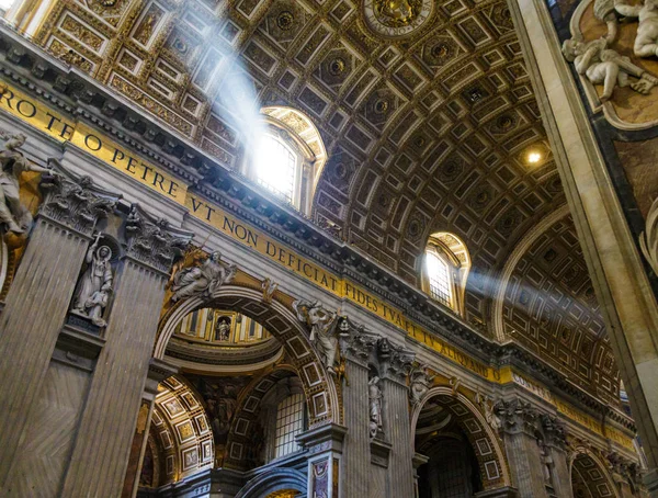 Vigas de luz en el interior de Saint Peters —  Fotos de Stock