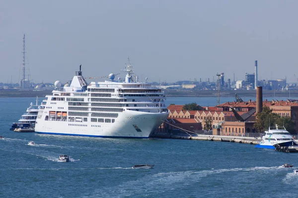 Cruiseschip aangemeerd in Venetië — Stockfoto