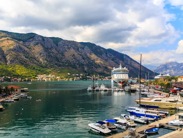 Cruiseschip in de haven van Kotor — Stockfoto