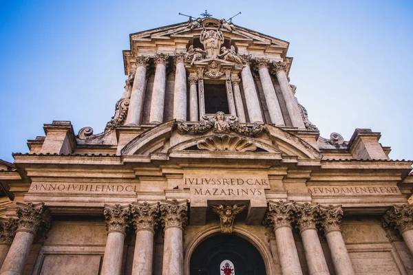 Latijns schrift op klassieke Romeinse architectuur — Stockfoto