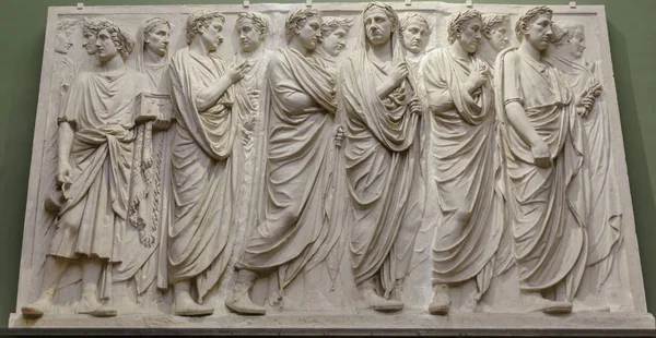 Lijn van vrouwen in Romeinse houtsnijwerk — Stockfoto