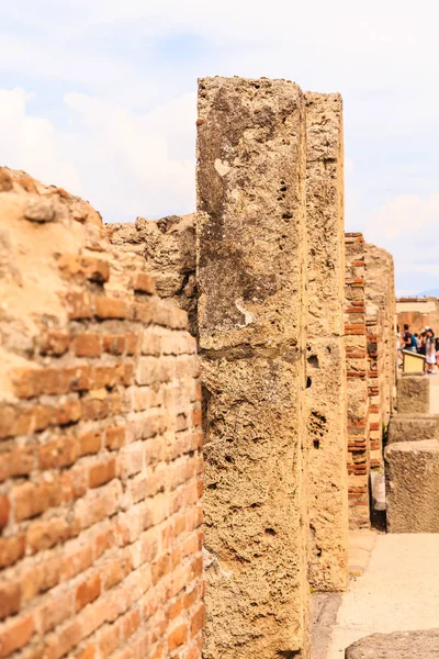 Pompeii içinde eski tuğla duvar — Stok fotoğraf