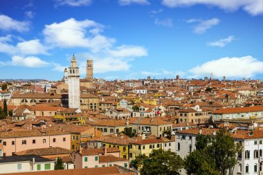 Çatıları ve çan kulelerinin bir Venedik