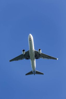 Mavi gökyüzünde ticari Jet