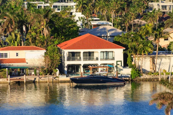 Black Yacht by Mansion en Miami — Foto de Stock