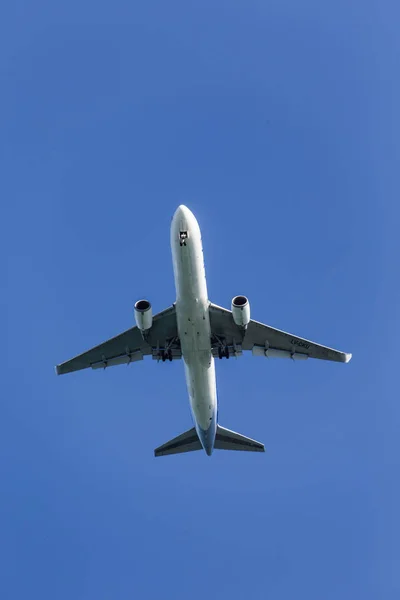 Коммерческий реактивный самолет в голубом небе — стоковое фото