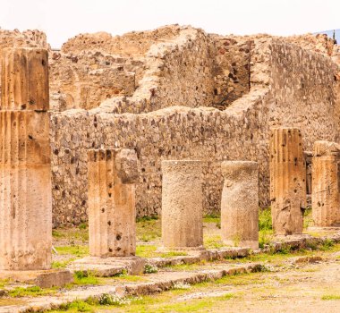 pompeii kırık sütun