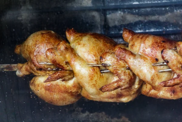 Kurczaki, pieczenie na rożnie — Zdjęcie stockowe