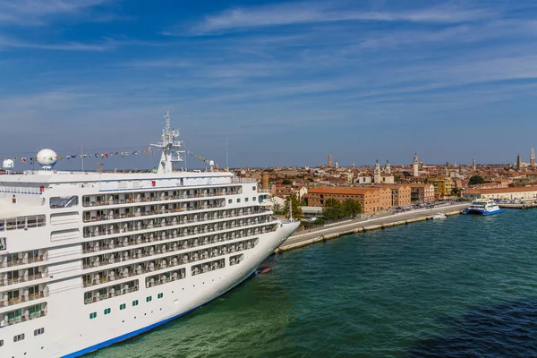 Venetië buiten cruiseschip — Stockfoto