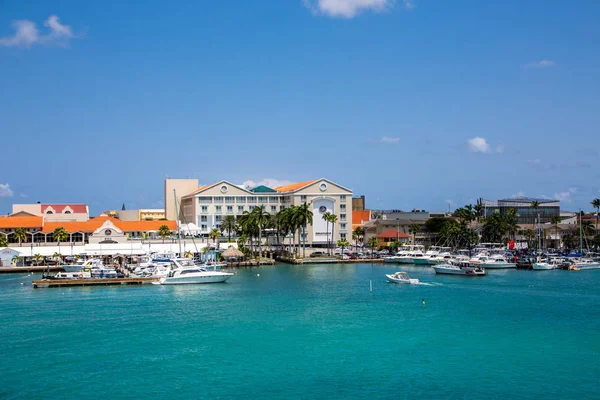 Hafen mit Hotel in Kuba — Stockfoto