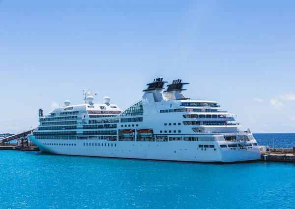 Bateau de croisière de luxe à la Barbade — Photo