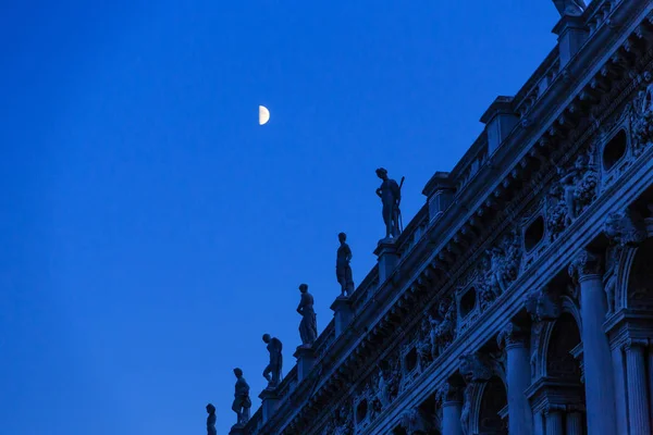 Statues in Night Sky — Stock Photo, Image