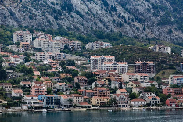 Eigentumswohnungen und Ferienwohnungen an der montenegrinischen Küste — Stockfoto