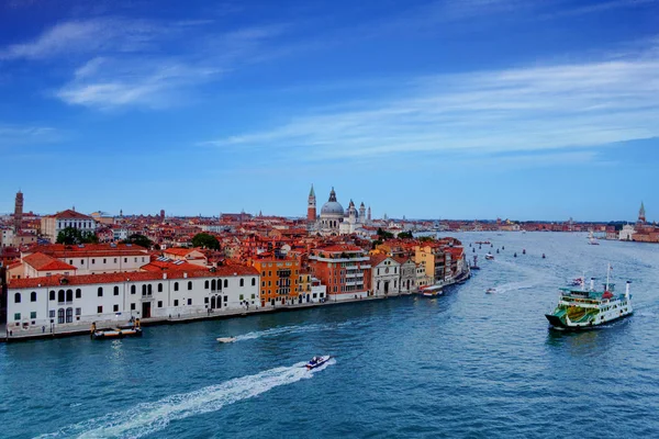 Ferry y Barcos en Canal — Foto de Stock