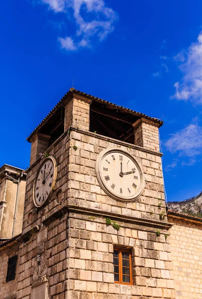 Antigua torre del reloj en Kotor —  Fotos de Stock