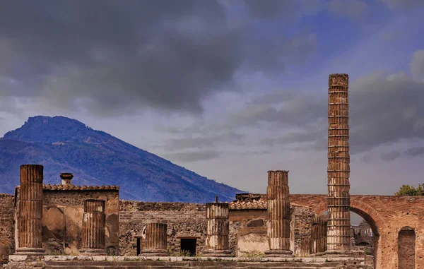 Pompeji och Vesuvius i skymningen — Stockfoto