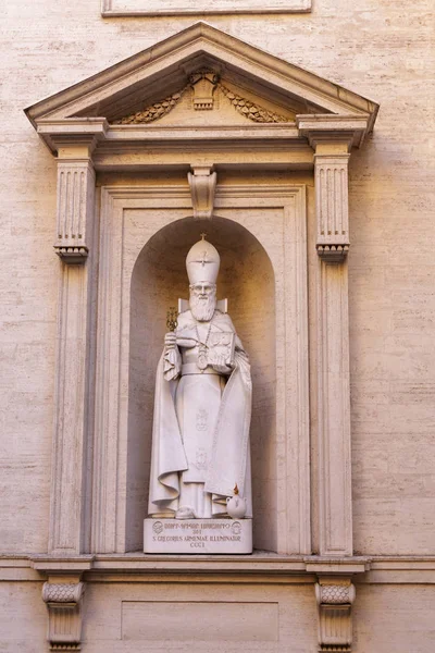 Estátua do Papa no Exterior de São Pedro — Fotografia de Stock