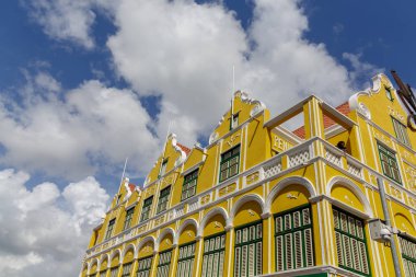 Willemstad geleneksel sarı binada