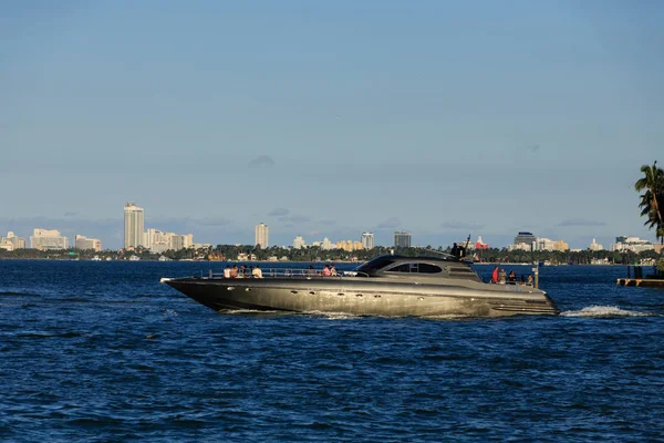 Dark Grey Yacht en Biscayne Bay —  Fotos de Stock