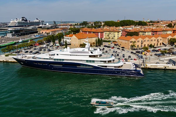 Yacht in Profile with Cruise Ship — Stock Photo, Image