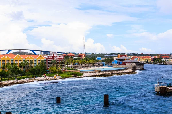 Obchody a letovisko na pobřeží Curacao — Stock fotografie