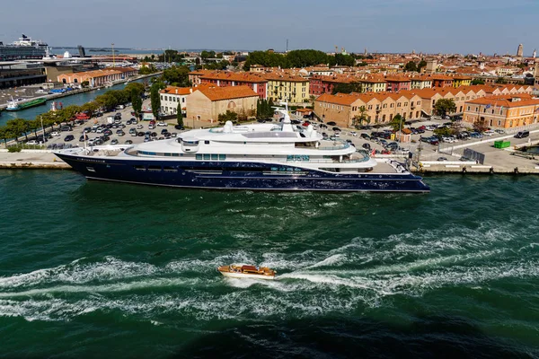 Boat Speeding Past Yacht — Stock Photo, Image