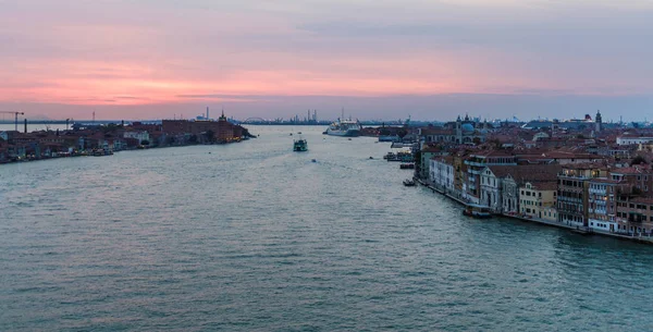 Orangefarbener Sonnenuntergang über dem Kanal von Venedig — Stockfoto