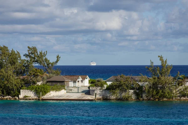 Casa y crucero en Nassau —  Fotos de Stock