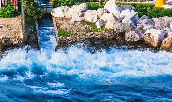 Kayalar üzerine çökmesini sörf — Stok fotoğraf