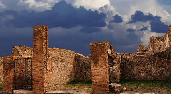 Maisons anciennes à Pompéi sous les nuages orageux — Photo