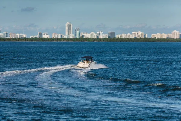 Barco esporte na Baía de Biscaia — Fotografia de Stock