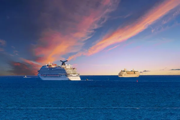 Deux bateaux de croisière qui partent — Photo