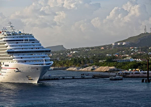 Kreuzfahrtschiff am neuen Dock — Stockfoto