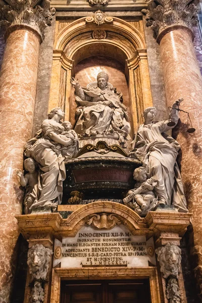 Denkmal für Papst Benedikt im Inneren des Petersdoms — Stockfoto