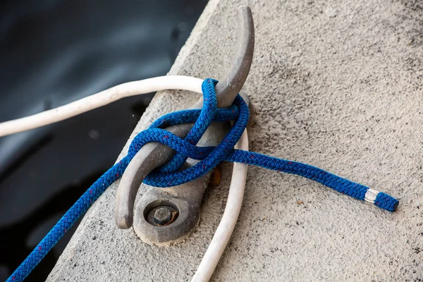 Weiße und blaue Linien auf Stollen — Stockfoto