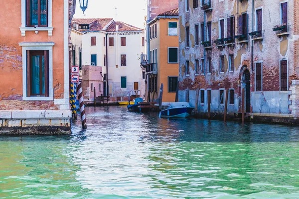 Green Water in Venice Canal — Stock Photo, Image