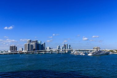 Yatlar Biscayne Körfezi Köprüsü