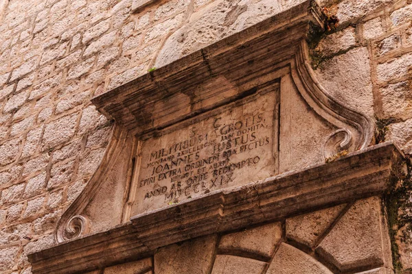 Alte Gedenktafel über Kirchentür — Stockfoto