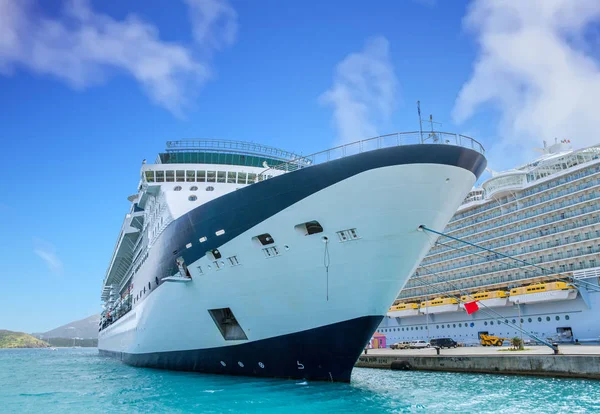 Bow of Blue and White Cruise Ship — Stock fotografie