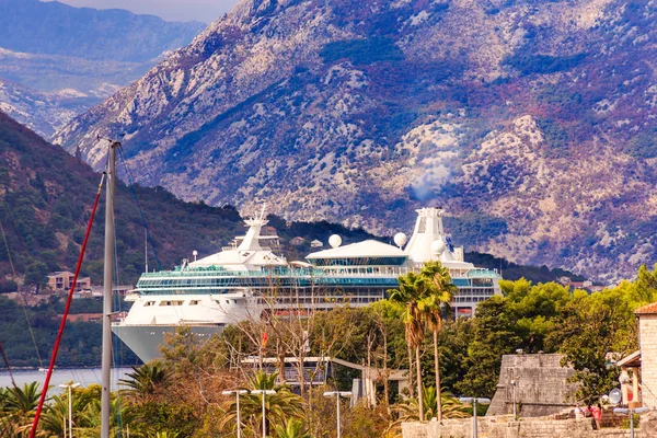Kreuzfahrtschiff in der Ferne in Kotor — Stockfoto