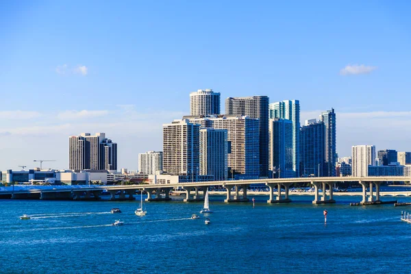 Miami Skyline achter Causeway — Stockfoto